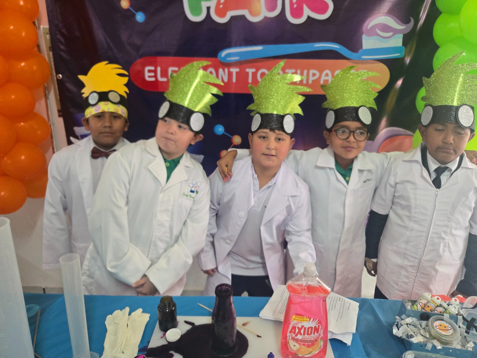 Alumnos de primaria en una actividad de ciencias