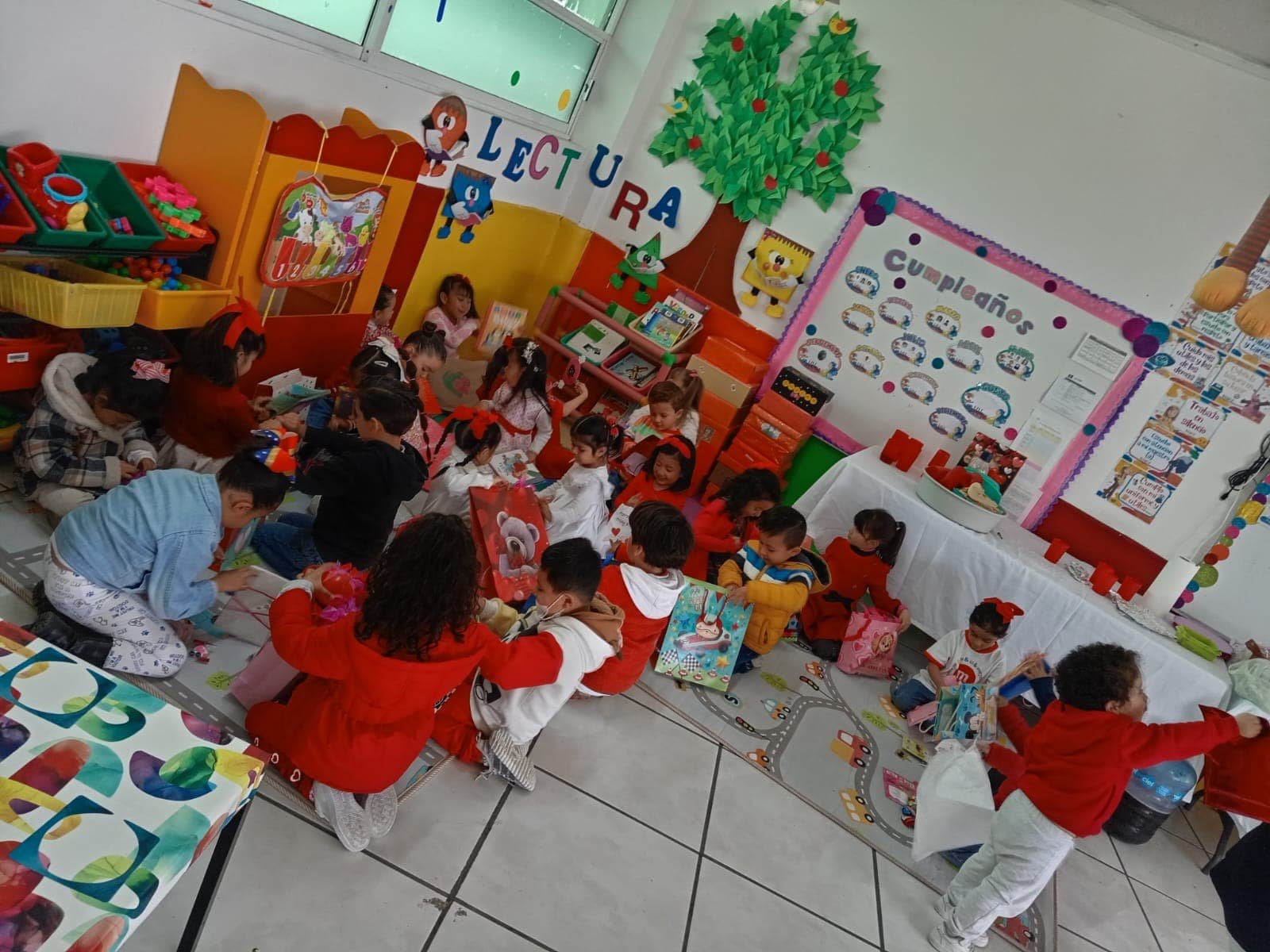 Alumnos de preescolar durante una actividad de lectura