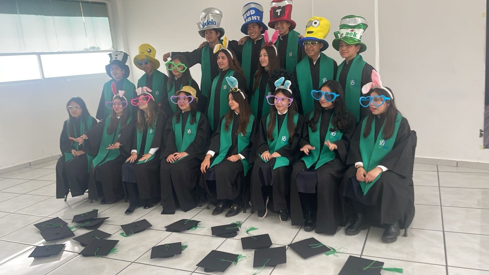 Estudiantes de secundaria en su ceremonia de graduación