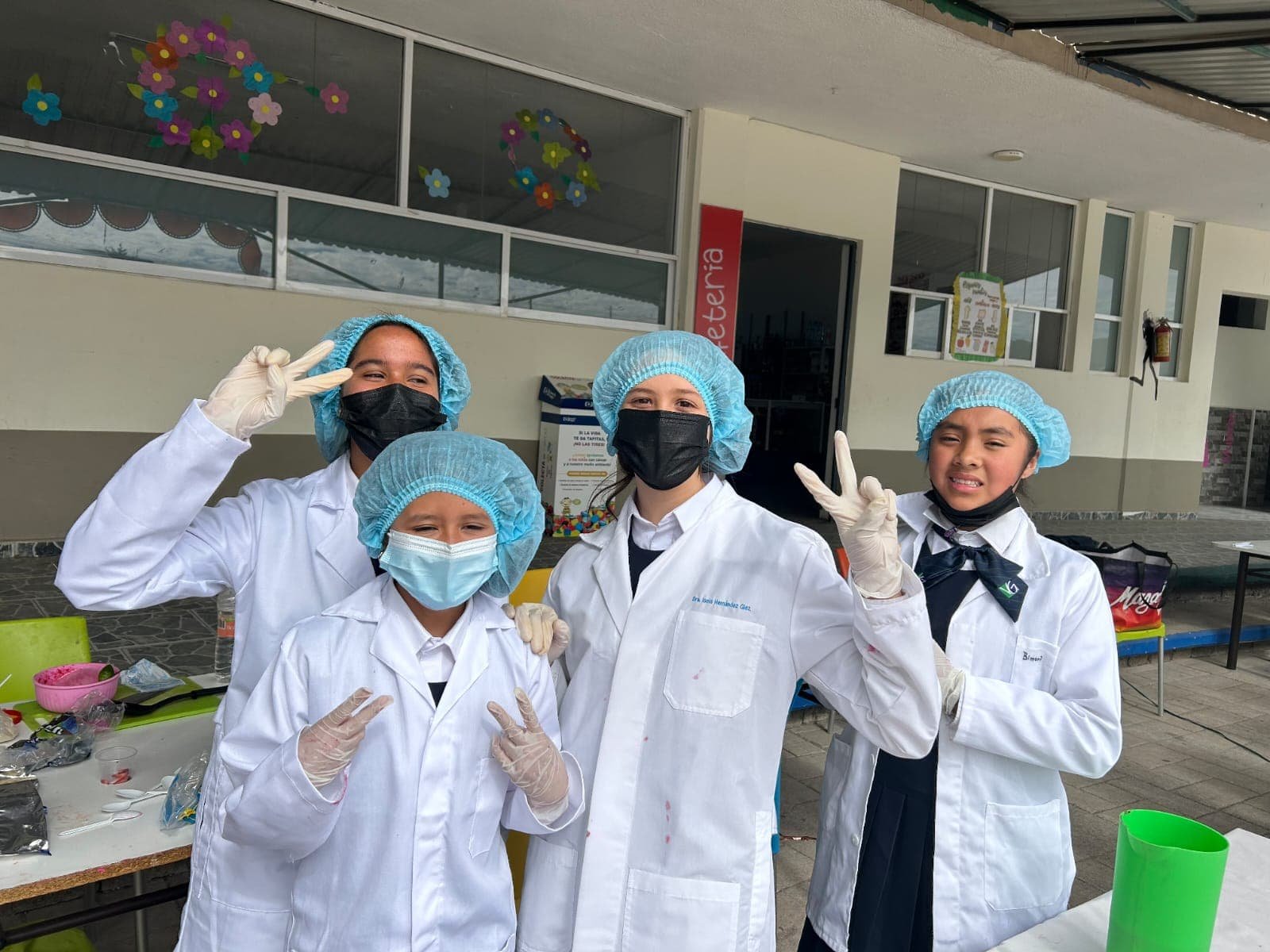 Estudiantes en actividad científica