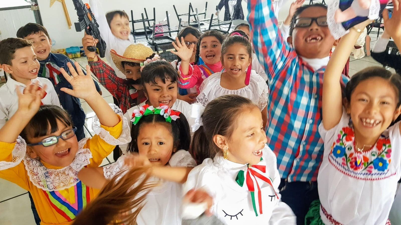 Comunidad del Colegio Van Gogh durante un evento cultural